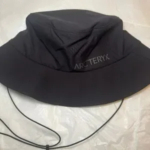 NWOT Arc\'teryx Sinsola Bucket Hat Black  Light Breathable Sun Hat Small/M Unisex Arc main image 3